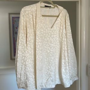 Lane Bryant size 18 blouse top crème long sleeve 97% polyester 3% spandex item 8